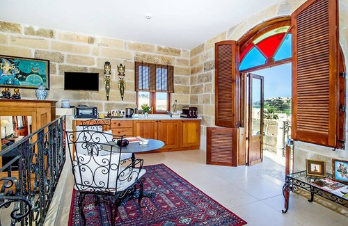 Ta' Għammar Apartment | Serenity Studio: Breathtaking Ocean Views & Pool Access