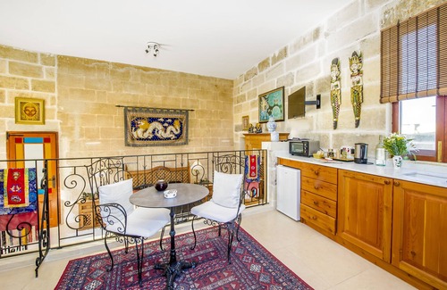 Ta' Għammar Apartment | Serenity Studio: Breathtaking Ocean Views & Pool Access