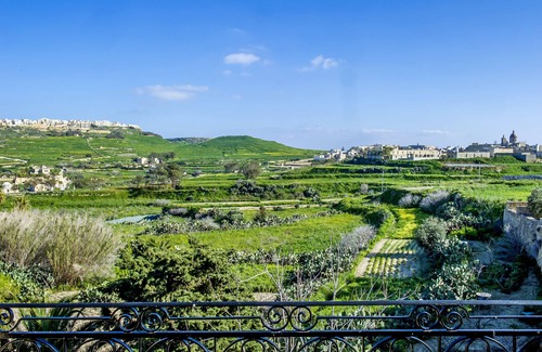 Ta' Għammar Apartment | Serenity Studio: Breathtaking Ocean Views & Pool Access