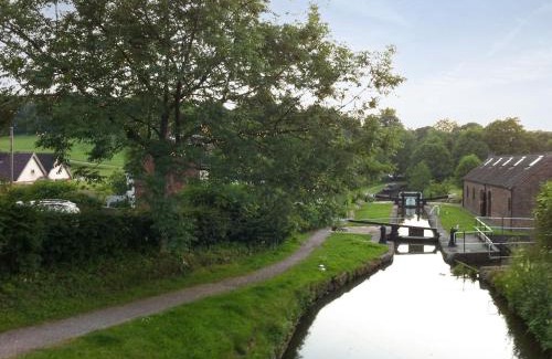 Stoke-on-Trent House | Exceptional Serenity: Pet & Child-Friendly Retreat