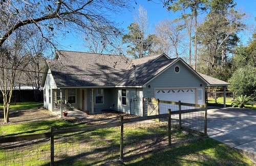 Tomball House | Tranquil Getaway: 2-Bedroom Retreat with Ocean View