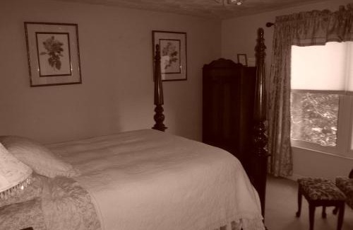 Brownsville House | Relax at Serenityhill Bed and Breakfast with Hot Tub Access
