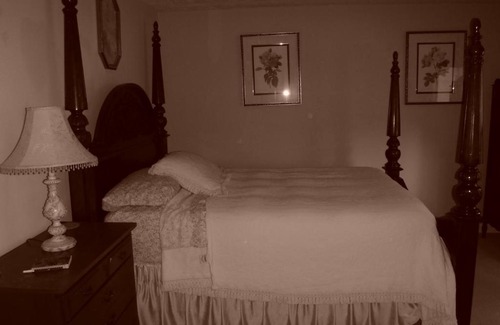 Brownsville House | Relax at Serenityhill Bed and Breakfast with Hot Tub Access