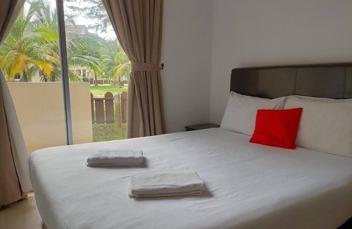 Kampung Bagan Lalang Hotel | Relax at Seri Bayu Resort with Pool and Breakfast Included