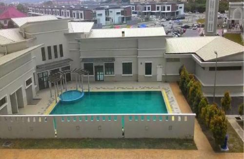 Seksyen 7 Apartment | Discover Seri Endon Apartment: Family-Friendly with Pool