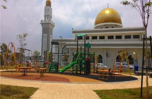 Seksyen 7 Apartment | Discover Seri Endon Apartment: Family-Friendly with Pool