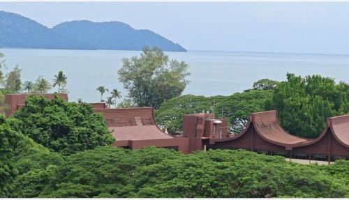 Batu Ferringhi Apartment | Inviting Seri Sayang 2 Bedrooms Resort with Pool Access