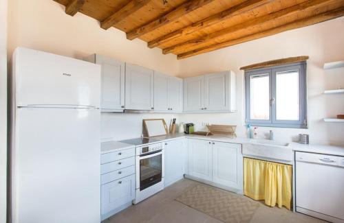 Serifos Villa | Cozy Serifos Stone Villa A with Oceanfront Pool Access