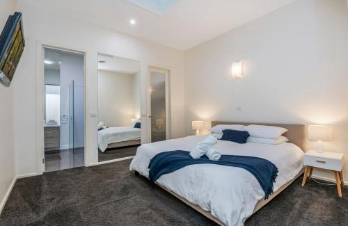 Bendigo Apartment | Family-Friendly Getaway at Serpentine Park on View