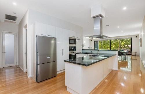 Bendigo Apartment | Family-Friendly Getaway at Serpentine Park on View