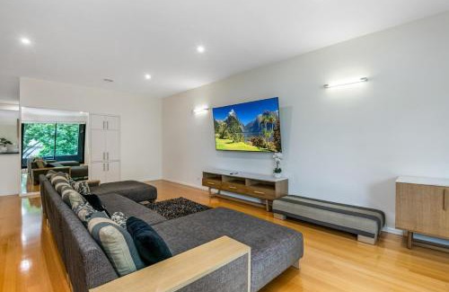 Bendigo Apartment | Family-Friendly Getaway at Serpentine Park on View