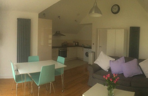 Cambridge Apartment | City Centre Garden Apartment with Free Parking & Wi-Fi