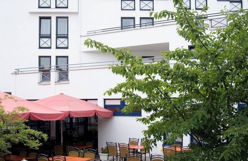 Langen Apartment | Budget-Friendly Serviced Apartment with Kitchen & Breakfast