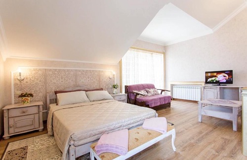 Gelendzhik Hotel | Pristine Sery Kot Hotel: Guest Rated 10/10 with Kitchen Access