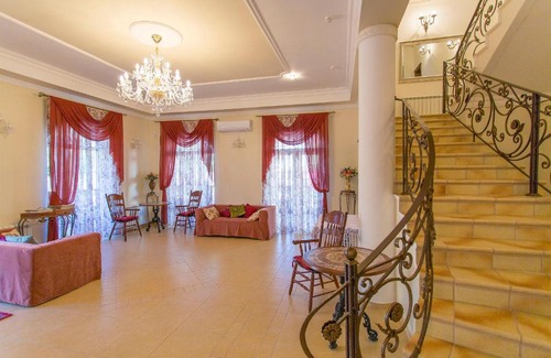 Gelendzhik Hotel | Pristine Sery Kot Hotel: Guest Rated 10/10 with Kitchen Access
