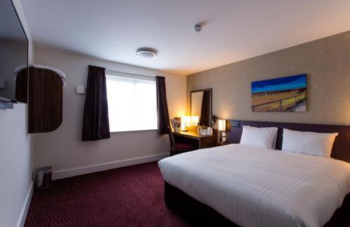 Llanelli Hotel | Welcoming Sessile Oak, Llanelli: Family-Friendly Retreat