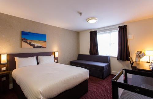 Llanelli Hotel | Welcoming Sessile Oak, Llanelli: Family-Friendly Retreat