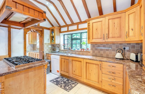 Brentwood Cottage | Idyllic Retreat with Scenic Lakes and Roaming Deer