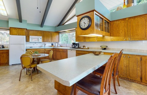 Orick House | Hilltop Retreat with Pool & Spa Near Redwood National Park