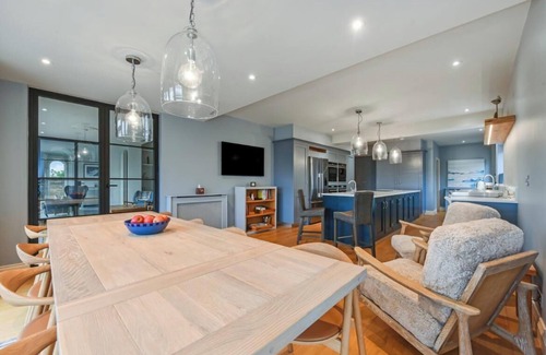 Middleton-on-Sea House | Set right on the shoreline of England’s stunning South Coast, Ocean Edge House is a five-bedroom luxury beachfront retreat designed for unforgettable holidays.
