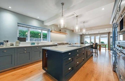 Middleton-on-Sea House | Set right on the shoreline of England’s stunning South Coast, Ocean Edge House is a five-bedroom luxury beachfront retreat designed for unforgettable holidays.