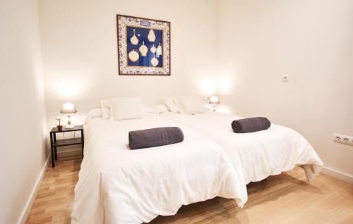 Los Remedios Apartment | Elegant Setefilla Deluxe Suite: Family-Friendly Retreat