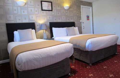 East End House | Highly Rated Seton Guest House with Pool & Breakfast