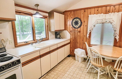Maple City Cabin | Relax at Settler's Inn: Family-Friendly Retreat in Leelanau