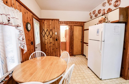 Maple City Cabin | Relax at Settler's Inn: Family-Friendly Retreat in Leelanau