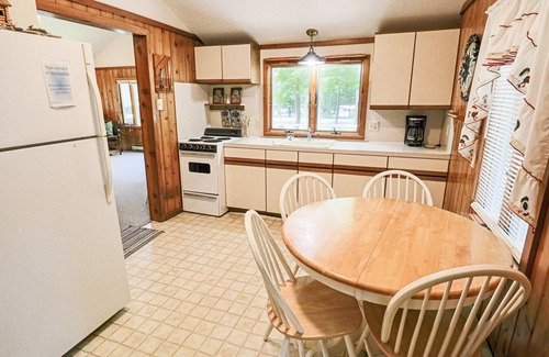 Maple City Cabin | Relax at Settler's Inn: Family-Friendly Retreat in Leelanau