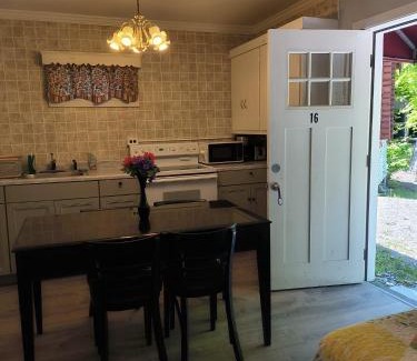Lake George Cabin | Family-Friendly Seven Dwarfs Motel & Cabins with Pool