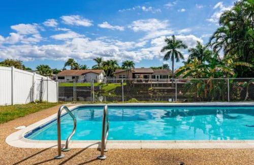 Palm Aire Village West House | Pet-Friendly 7 Heaven Fort Lauderdale with Heated Pool