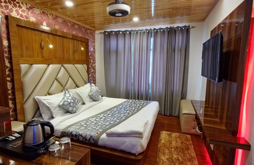 Sonwar Bagh Hotel | Inviting Seven Hills Hotel Srinagar - Breakfast Included