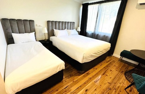 Gumly Gumly Hotel | Experience Comfort at Seven Inn with Pool & Restaurant