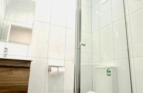 Gumly Gumly Hotel | Experience Comfort at Seven Inn with Pool & Restaurant