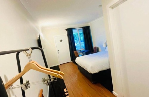 Gumly Gumly Hotel | Experience Comfort at Seven Inn with Pool & Restaurant