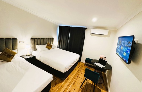 Gumly Gumly Hotel | Experience Comfort at Seven Inn with Pool & Restaurant