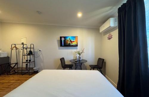 Gumly Gumly Hotel | Relax at Seven Inn: Oceanfront Stay with Spa & Pool