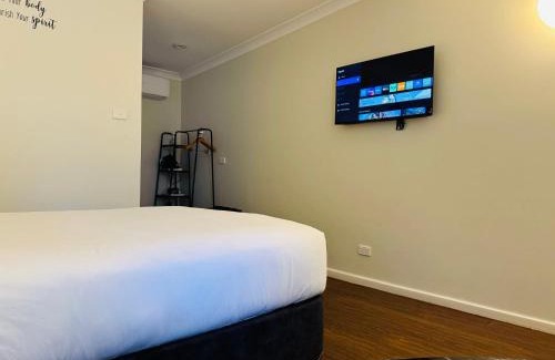 Gumly Gumly Hotel | Relax at Seven Inn: Oceanfront Stay with Spa & Pool