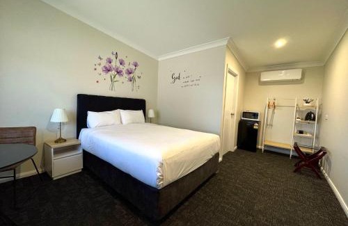 Gumly Gumly Hotel | Relax at Seven Inn: Oceanfront Stay with Spa & Pool