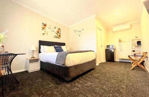Gumly Gumly Hotel | Relax at Seven Inn: Oceanfront Stay with Spa & Pool