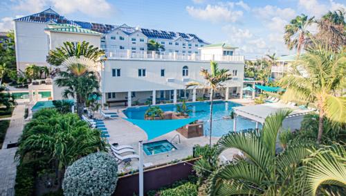 Seven Mile Beach Apartment | Oceanfront Seven Mile Beach Resort with Pool & Hot Tub