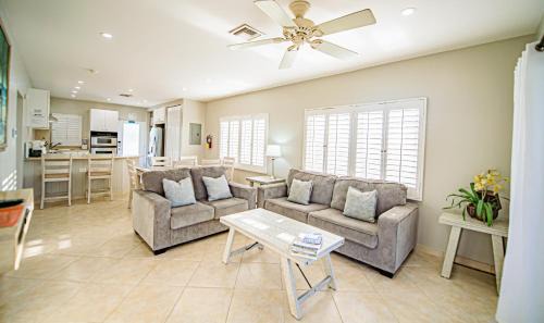 Seven Mile Beach Apartment | Oceanfront Seven Mile Beach Resort with Pool & Hot Tub