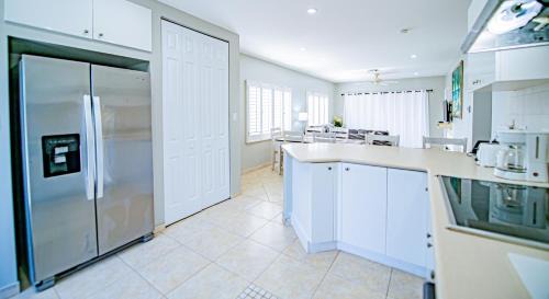 Seven Mile Beach Apartment | Oceanfront Seven Mile Beach Resort with Pool & Hot Tub