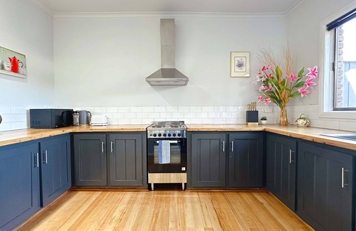 Seven Mile Beach Apartment | Seven Mile Escape House A - Close to Airport