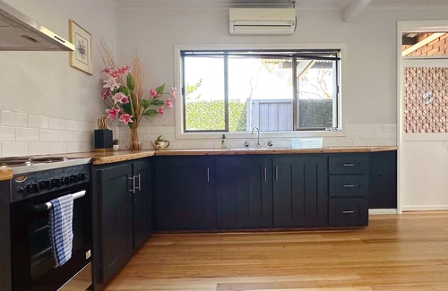 Seven Mile Beach Apartment | Seven Mile Escape House A - Close to Airport