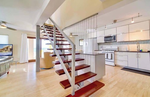 Northwest Point Condo | Oceanfront Bliss: Seven Mile View Condo with Pool & More