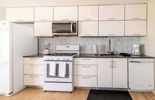 Northwest Point Condo | Oceanfront Bliss: Seven Mile View Condo with Pool & More