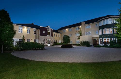 Carlow Hotel | Relax at Seven Oaks Hotel: 4-Star Comfort with Pool Access