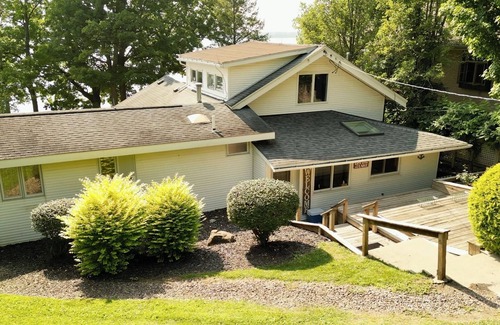 Town of Owasco Cottage | Explore Seven Oaks: Lakefront Cottage with Beach & Views